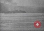 Immagine di Shell da pistole NEGLI STATI UNITI esplode Filippine, 1945, secondo 37 filmato di repertorio 65675063919
