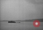 Immagine di Shell da pistole NEGLI STATI UNITI esplode Filippine, 1945, secondo 48 filmato di repertorio 65675063919
