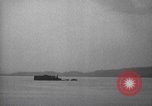 Immagine di Shell da pistole NEGLI STATI UNITI esplode Filippine, 1945, secondo 50 filmato di repertorio 65675063919
