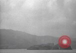 Immagine di Shell da pistole NEGLI STATI UNITI esplode Filippine, 1945, secondo 55 filmato di repertorio 65675063919