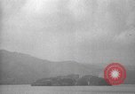 Immagine di Shell da pistole NEGLI STATI UNITI esplode Filippine, 1945, secondo 60 filmato di repertorio 65675063919
