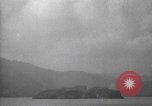 Immagine di Shell da pistole NEGLI STATI UNITI esplode Filippine, 1945, secondo 62 filmato di repertorio 65675063919