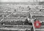 Standbild Arbeitnehmer Metzgerei United States USA, 1919, aus Sekunde 30 historischem Filmmaterial Videoclip 65675063933