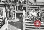 Standbild Arbeitnehmer Metzgerei United States USA, 1919, aus Sekunde 5 historischem Filmmaterial Videoclip 65675063934