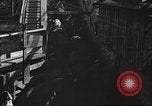 Standbild Arbeitnehmer Metzgerei United States USA, 1919, aus Sekunde 27 historischem Filmmaterial Videoclip 65675063934