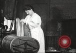 Immagine di Uso di elettricità United States USA, 1919, secondo 12 filmato di repertorio 65675063936