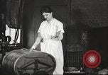 Immagine di Uso di elettricità United States USA, 1919, secondo 20 filmato di repertorio 65675063936