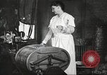 Immagine di Uso di elettricità United States USA, 1919, secondo 54 filmato di repertorio 65675063936