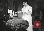 Immagine di Uso di elettricità United States USA, 1919, secondo 56 filmato di repertorio 65675063936