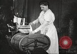 Immagine di Uso di elettricità United States USA, 1919, secondo 62 filmato di repertorio 65675063936