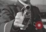 Standbild Pistole Film Kamera Los Angeles California USA, 1935, aus Sekunde 10 historischem Filmmaterial Videoclip 65675063945