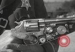 Standbild Pistole Film Kamera Los Angeles California USA, 1935, aus Sekunde 15 historischem Filmmaterial Videoclip 65675063945