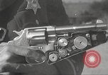 Standbild Pistole Film Kamera Los Angeles California USA, 1935, aus Sekunde 16 historischem Filmmaterial Videoclip 65675063945