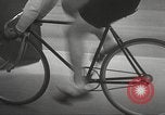 Image Bicycle Rider Frank Bartel établit un nouveau record de vitesse Los Angeles California USA, 1935, de la seconde 16 séquences d'archives historiques vidéo 65675063946