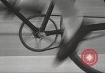 Image Bicycle Rider Frank Bartel établit un nouveau record de vitesse Los Angeles California USA, 1935, de la seconde 17 séquences d'archives historiques vidéo 65675063946