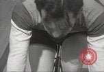 Image Bicycle Rider Frank Bartel établit un nouveau record de vitesse Los Angeles California USA, 1935, de la seconde 20 séquences d'archives historiques vidéo 65675063946