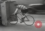 Image Bicycle Rider Frank Bartel établit un nouveau record de vitesse Los Angeles California USA, 1935, de la seconde 21 séquences d'archives historiques vidéo 65675063946