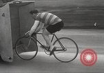 Image Bicycle Rider Frank Bartel établit un nouveau record de vitesse Los Angeles California USA, 1935, de la seconde 22 séquences d'archives historiques vidéo 65675063946