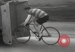 Image Bicycle Rider Frank Bartel établit un nouveau record de vitesse Los Angeles California USA, 1935, de la seconde 23 séquences d'archives historiques vidéo 65675063946