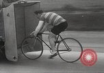 Image Bicycle Rider Frank Bartel établit un nouveau record de vitesse Los Angeles California USA, 1935, de la seconde 24 séquences d'archives historiques vidéo 65675063946