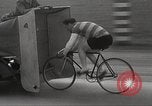 Image Bicycle Rider Frank Bartel établit un nouveau record de vitesse Los Angeles California USA, 1935, de la seconde 26 séquences d'archives historiques vidéo 65675063946