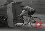 Image Bicycle Rider Frank Bartel établit un nouveau record de vitesse Los Angeles California USA, 1935, de la seconde 27 séquences d'archives historiques vidéo 65675063946