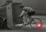 Image Bicycle Rider Frank Bartel établit un nouveau record de vitesse Los Angeles California USA, 1935, de la seconde 28 séquences d'archives historiques vidéo 65675063946