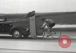 Image Bicycle Rider Frank Bartel établit un nouveau record de vitesse Los Angeles California USA, 1935, de la seconde 29 séquences d'archives historiques vidéo 65675063946