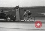 Image Bicycle Rider Frank Bartel établit un nouveau record de vitesse Los Angeles California USA, 1935, de la seconde 30 séquences d'archives historiques vidéo 65675063946
