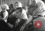 Immagine di Religiosa ebraica in pellegrinaggio a Gerusalemme dopo la guerra dei sei giorni Gerusalemme Palestina, 1967, secondo 20 filmato di repertorio 65675063952