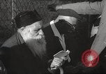 Immagine di Religiosa ebraica in pellegrinaggio a Gerusalemme dopo la guerra dei sei giorni Gerusalemme Palestina, 1967, secondo 21 filmato di repertorio 65675063952