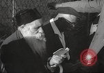 Immagine di Religiosa ebraica in pellegrinaggio a Gerusalemme dopo la guerra dei sei giorni Gerusalemme Palestina, 1967, secondo 22 filmato di repertorio 65675063952