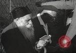 Immagine di Religiosa ebraica in pellegrinaggio a Gerusalemme dopo la guerra dei sei giorni Gerusalemme Palestina, 1967, secondo 23 filmato di repertorio 65675063952