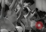 Immagine di Bambini giapponesi nuotare Tokyo Giappone, 1967, secondo 4 filmato di repertorio 65675063956