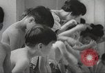 Immagine di Bambini giapponesi nuotare Tokyo Giappone, 1967, secondo 6 filmato di repertorio 65675063956