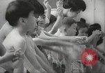Immagine di Bambini giapponesi nuotare Tokyo Giappone, 1967, secondo 7 filmato di repertorio 65675063956