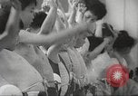 Immagine di Bambini giapponesi nuotare Tokyo Giappone, 1967, secondo 8 filmato di repertorio 65675063956