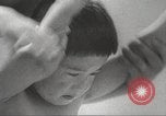 Immagine di Bambini giapponesi nuotare Tokyo Giappone, 1967, secondo 10 filmato di repertorio 65675063956