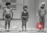 Immagine di Bambini giapponesi nuotare Tokyo Giappone, 1967, secondo 13 filmato di repertorio 65675063956