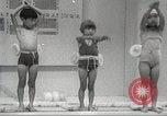 Immagine di Bambini giapponesi nuotare Tokyo Giappone, 1967, secondo 14 filmato di repertorio 65675063956