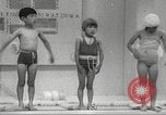 Immagine di Bambini giapponesi nuotare Tokyo Giappone, 1967, secondo 15 filmato di repertorio 65675063956