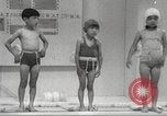 Immagine di Bambini giapponesi nuotare Tokyo Giappone, 1967, secondo 16 filmato di repertorio 65675063956
