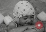 Immagine di Bambini giapponesi nuotare Tokyo Giappone, 1967, secondo 20 filmato di repertorio 65675063956