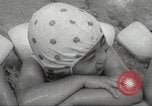 Immagine di Bambini giapponesi nuotare Tokyo Giappone, 1967, secondo 22 filmato di repertorio 65675063956