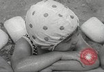 Immagine di Bambini giapponesi nuotare Tokyo Giappone, 1967, secondo 23 filmato di repertorio 65675063956