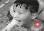 Immagine di Bambini giapponesi nuotare Tokyo Giappone, 1967, secondo 24 filmato di repertorio 65675063956