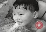 Immagine di Bambini giapponesi nuotare Tokyo Giappone, 1967, secondo 25 filmato di repertorio 65675063956