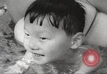 Immagine di Bambini giapponesi nuotare Tokyo Giappone, 1967, secondo 26 filmato di repertorio 65675063956