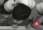 Immagine di Bambini giapponesi nuotare Tokyo Giappone, 1967, secondo 27 filmato di repertorio 65675063956