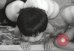 Immagine di Bambini giapponesi nuotare Tokyo Giappone, 1967, secondo 29 filmato di repertorio 65675063956